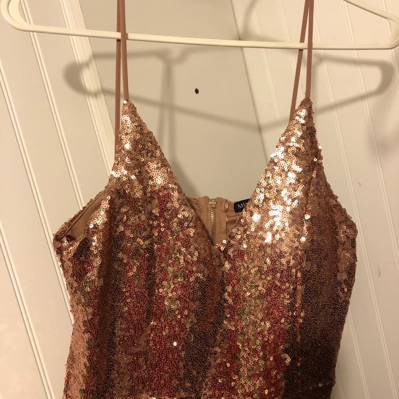 MIND CODE || Metallic gold fitted dress - Picture 4 of 7